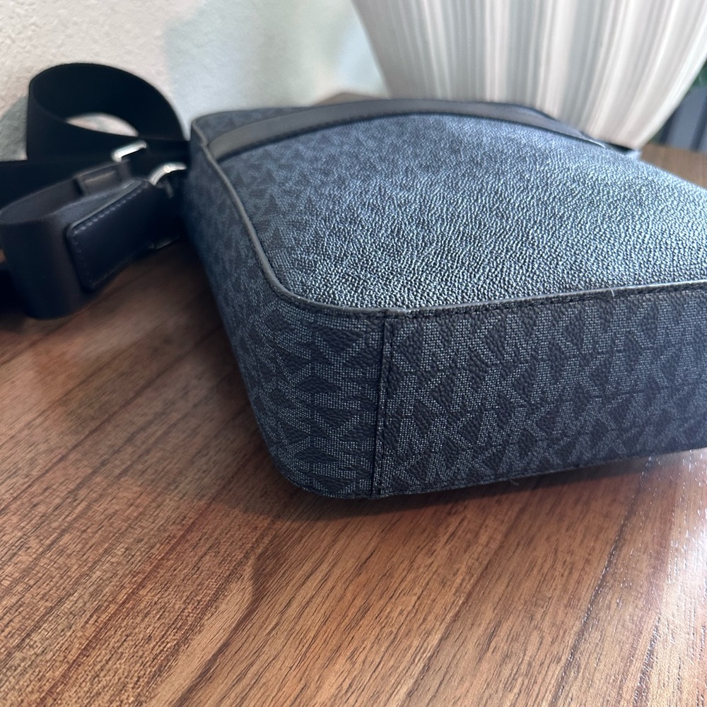 NWOT - Michael Kors Cooper Signature Logo Flight Bag - See Video! - Picture 9 of 13